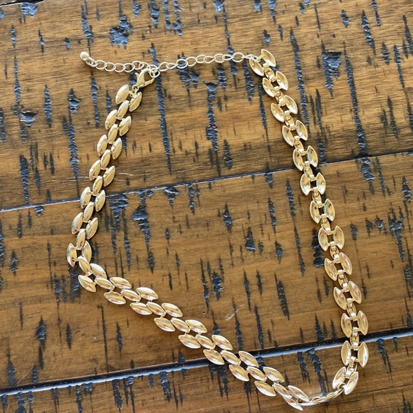 Gold chain neckline - Picture 3 of 3